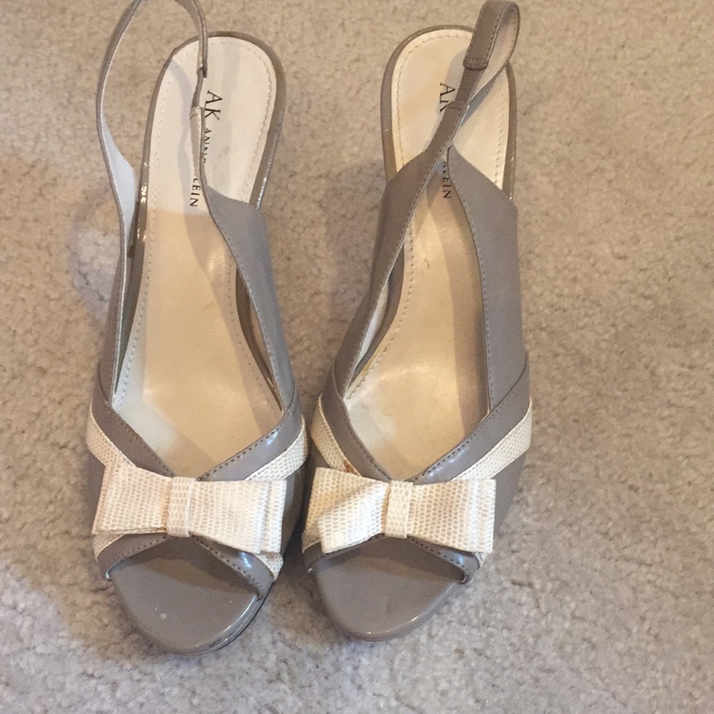 Anne Klein bow heels tan and cream 10 womens